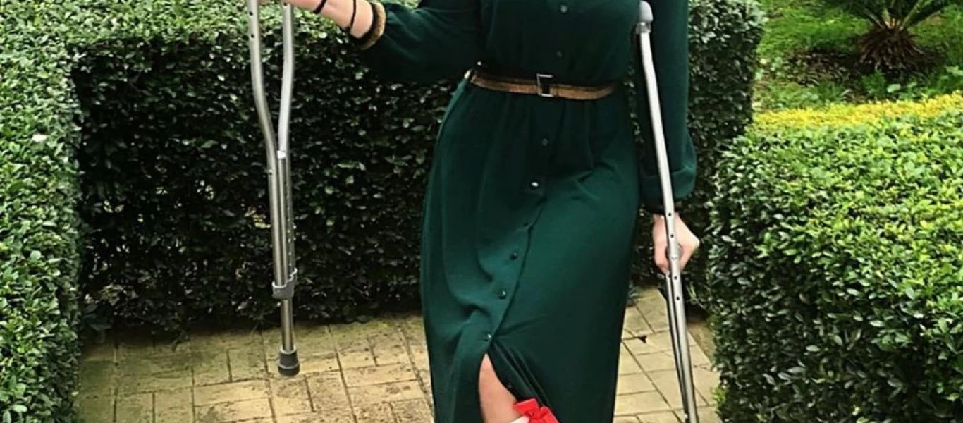 Mπάγια Αντωνοπούλου: Φωτογραφία με γύψο στο πόδι και πατερίτσες - Ατύχημα για την δημοσιογράφο (φωτο)